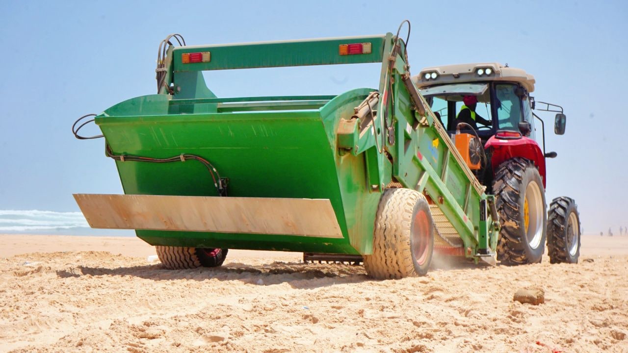 Tamiseuse de plage SLT en action sur le littoral sénégalais
